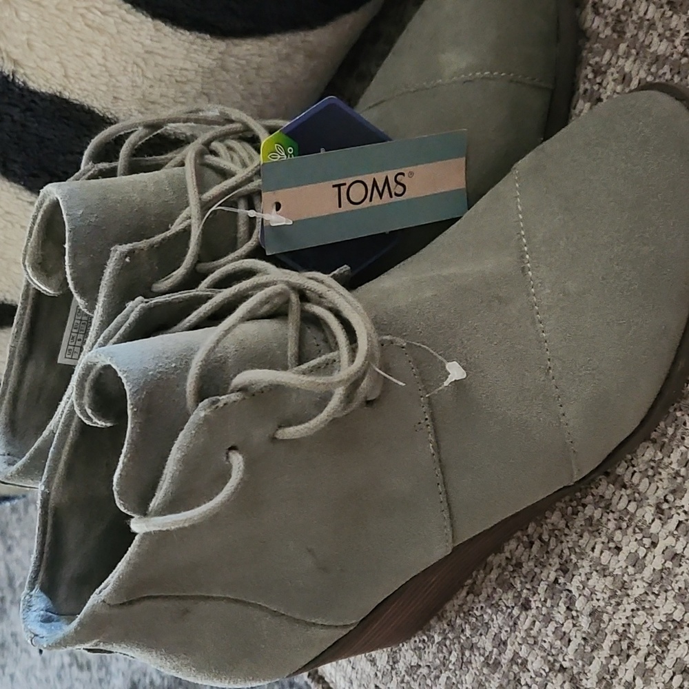 Green ankle boot